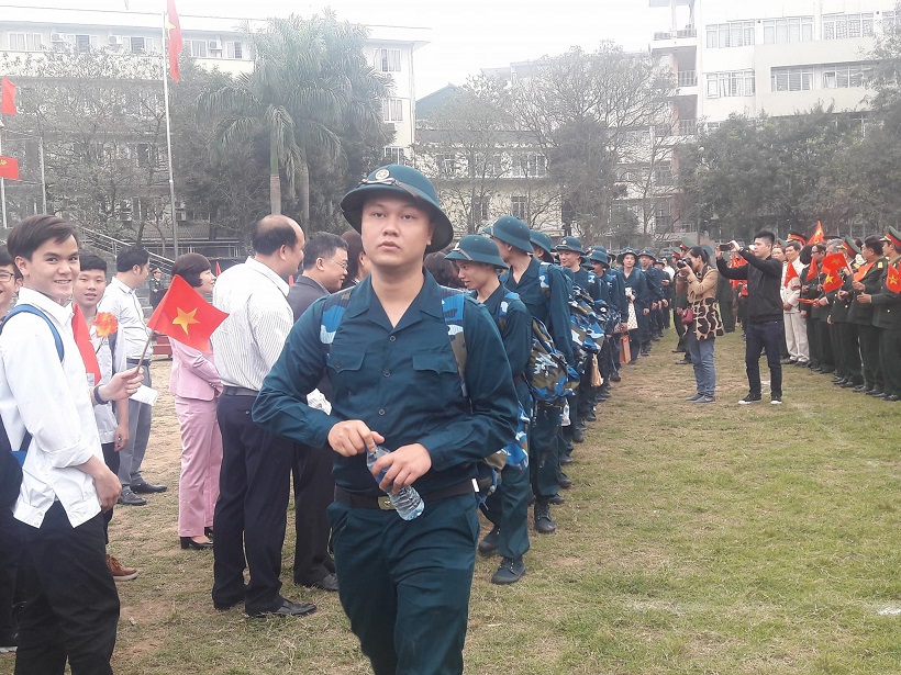 Tân binh Nguyễn Mạnh Tú (SN 1996, Cầu Giấy) chia sẻ: “Em sẽ cố gắng hết sức để phấn đấu, rèn luyện đạt kết quả cao nhất, xứng đáng với truyền thống của cha anh, xứng đáng với niềm tin yêu của gia đình”.