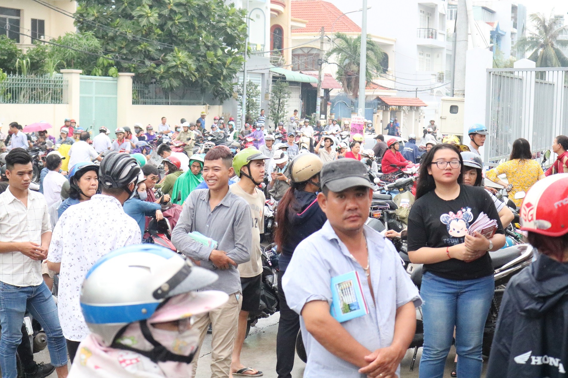 TP.HCM: Thí sinh, phụ huynh hồi hộp trong môn thi đầu tiên 