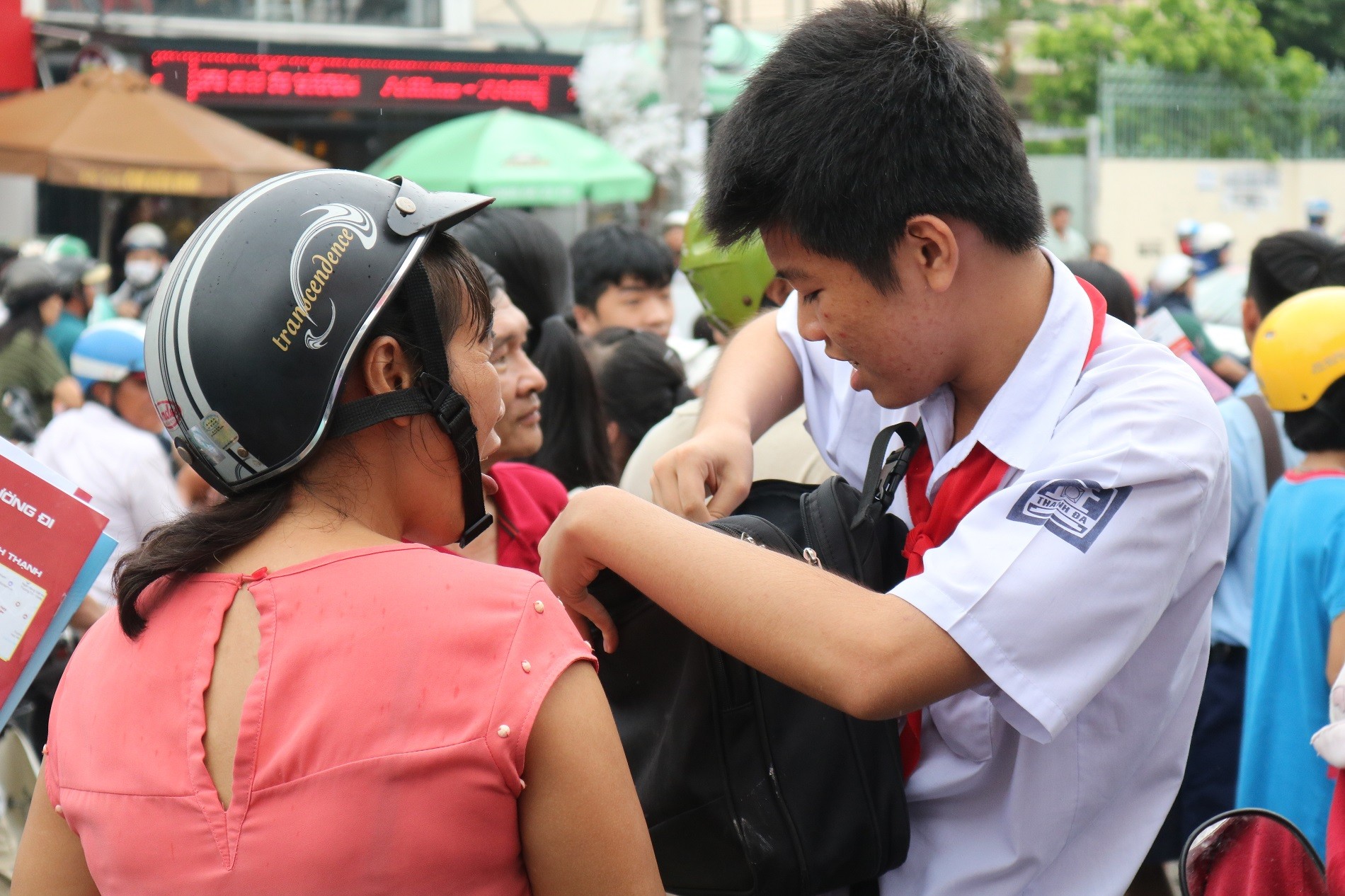 TP.HCM: Thí sinh, phụ huynh hồi hộp trong môn thi đầu tiên  (Hình 2).