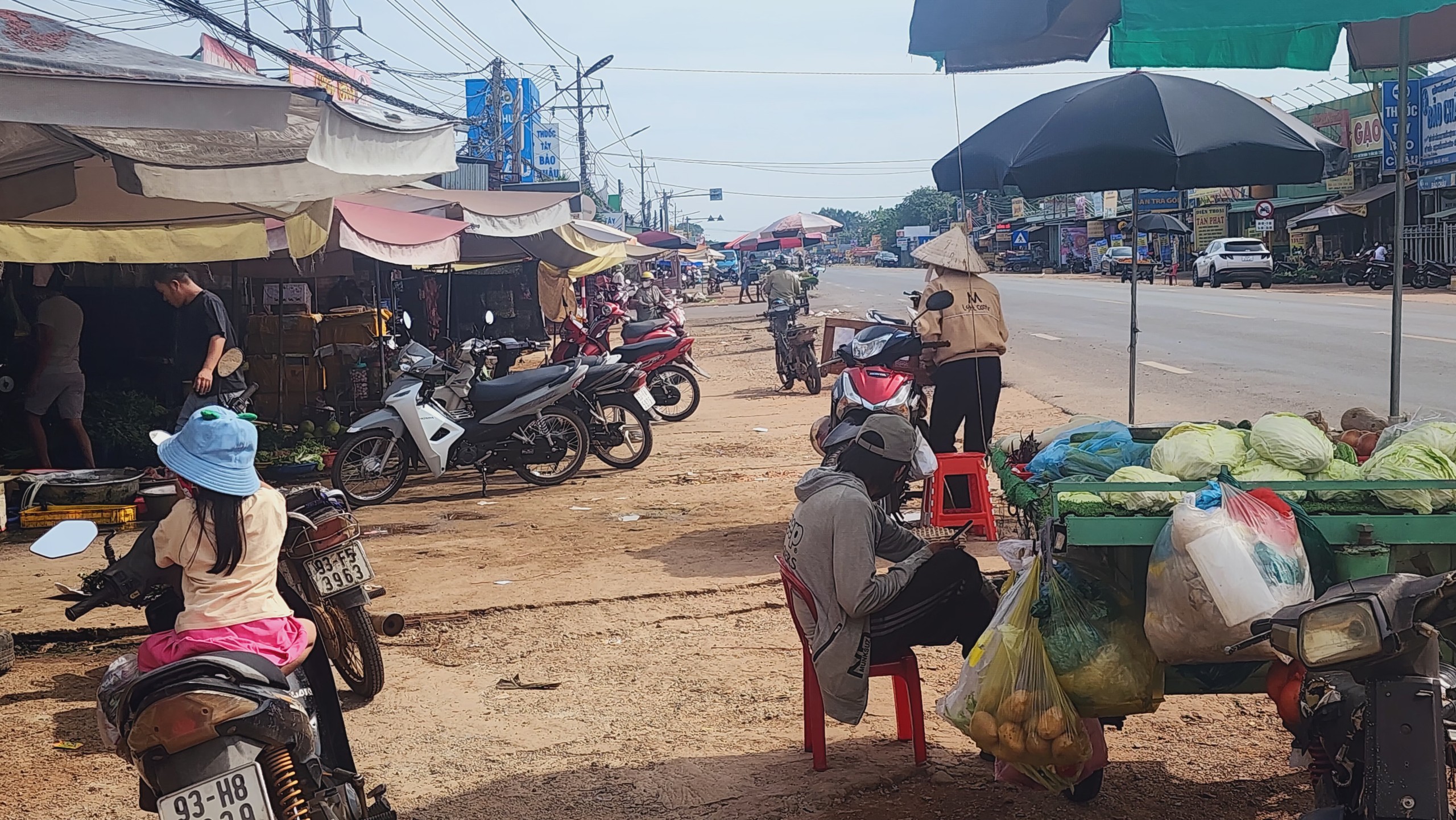 Dân sinh - Bình Phước: Chi 6 tỷ xây chợ, khánh thành 1 năm vẫn bỏ hoang (Hình 3).