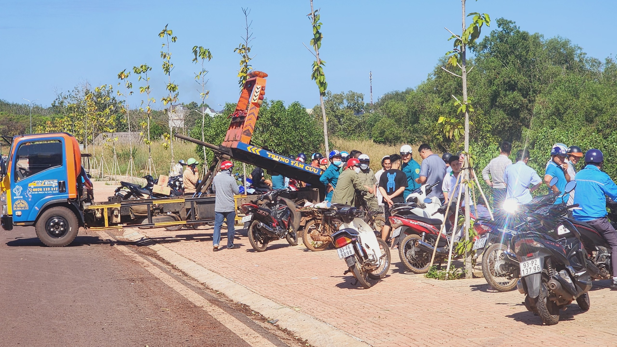 Dân sinh - Bình Phước: Nhầm chân ga, người phụ nữ lao ô tô xuống hồ (Hình 3).