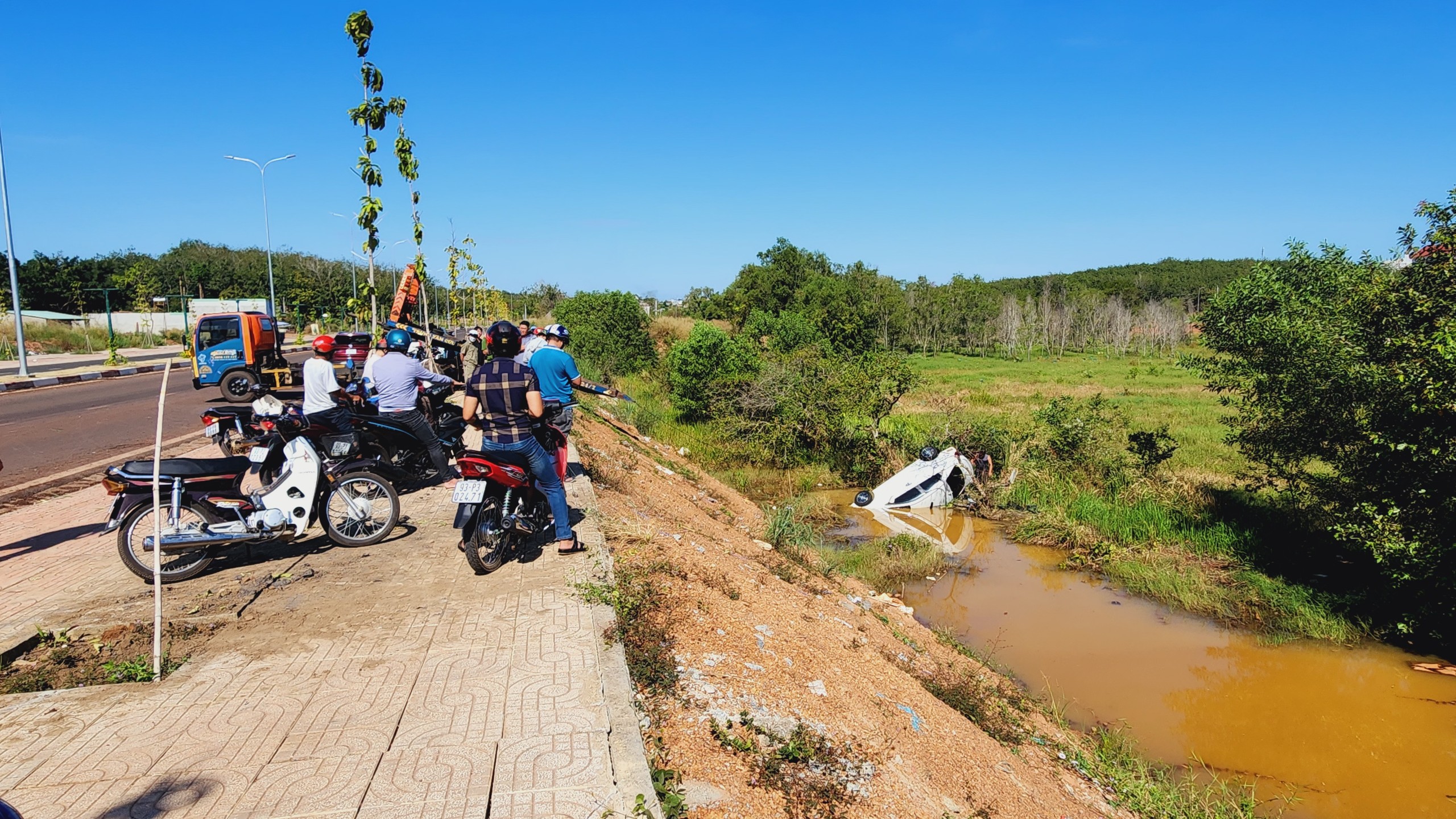 Dân sinh - Bình Phước: Nhầm chân ga, người phụ nữ lao ô tô xuống hồ