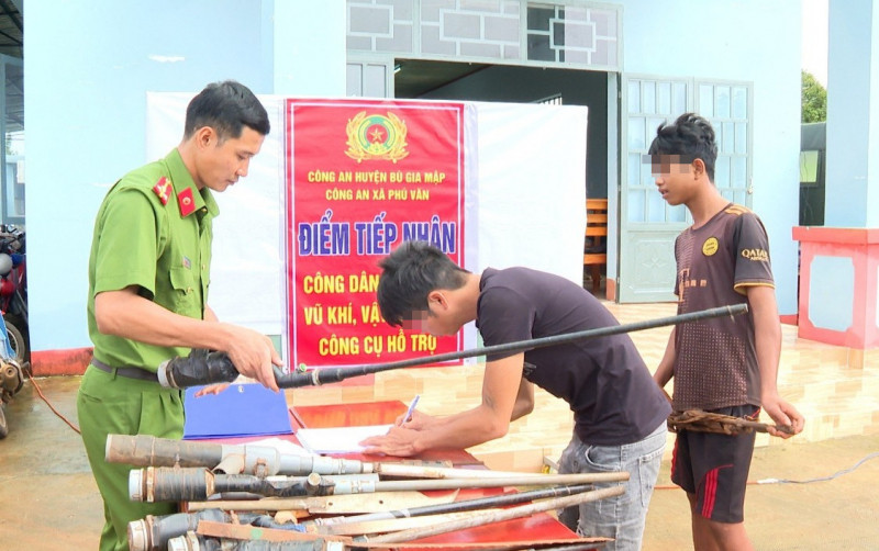 Dân sinh - Bình Phước hàng trăm loại vũ khí vật liệu nổ và công cụ hỗ trợ được người dân giao nộp (Hình 2).