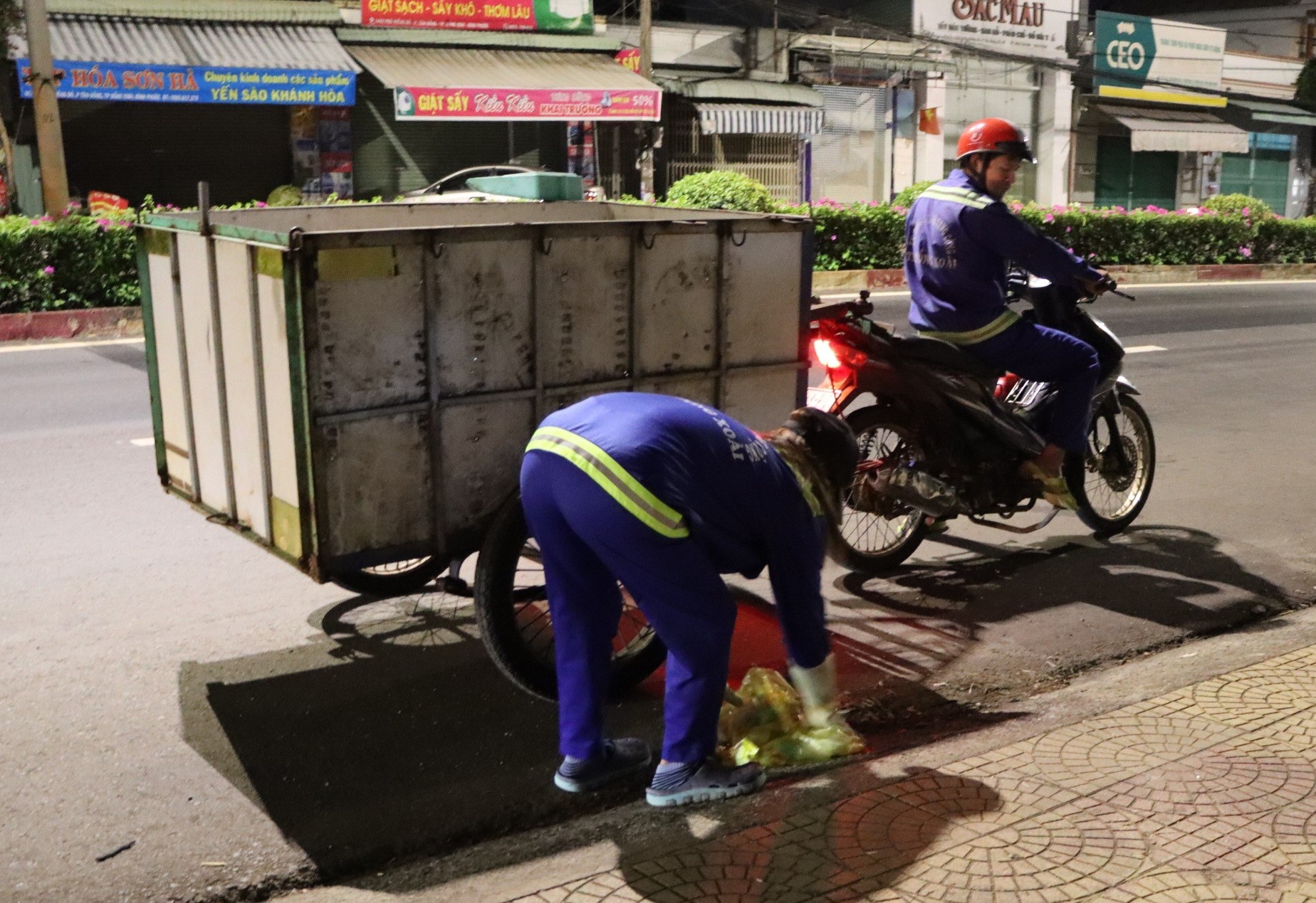 Môi trường - Bình Phước: Cận Tết, công nhân môi trường căng mình thu gom rác  (Hình 5).