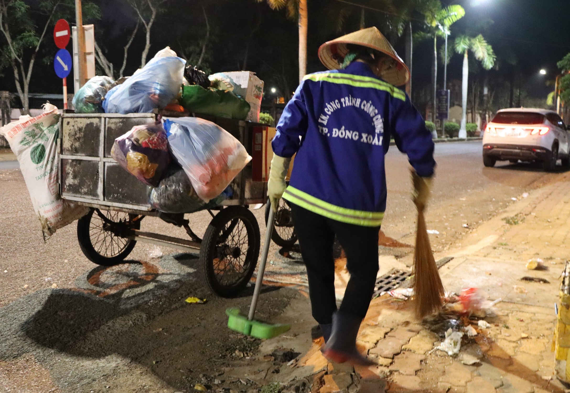 Môi trường - Bình Phước: Cận Tết, công nhân môi trường căng mình thu gom rác  (Hình 3).