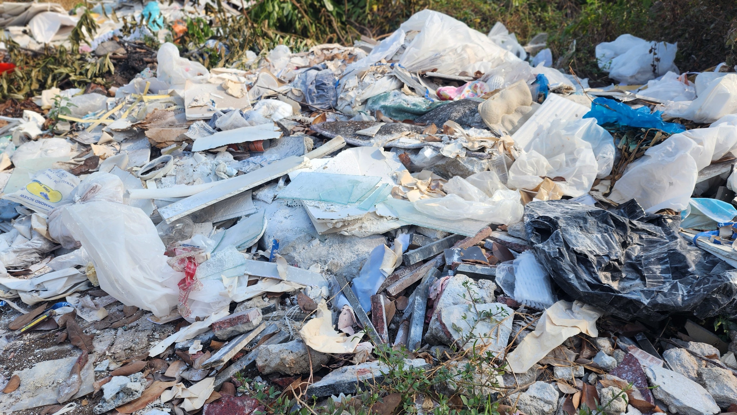 Môi trường - Bình Phước: Ô nhiễm vì bãi rác gần trường học và khu dân cư (Hình 6).