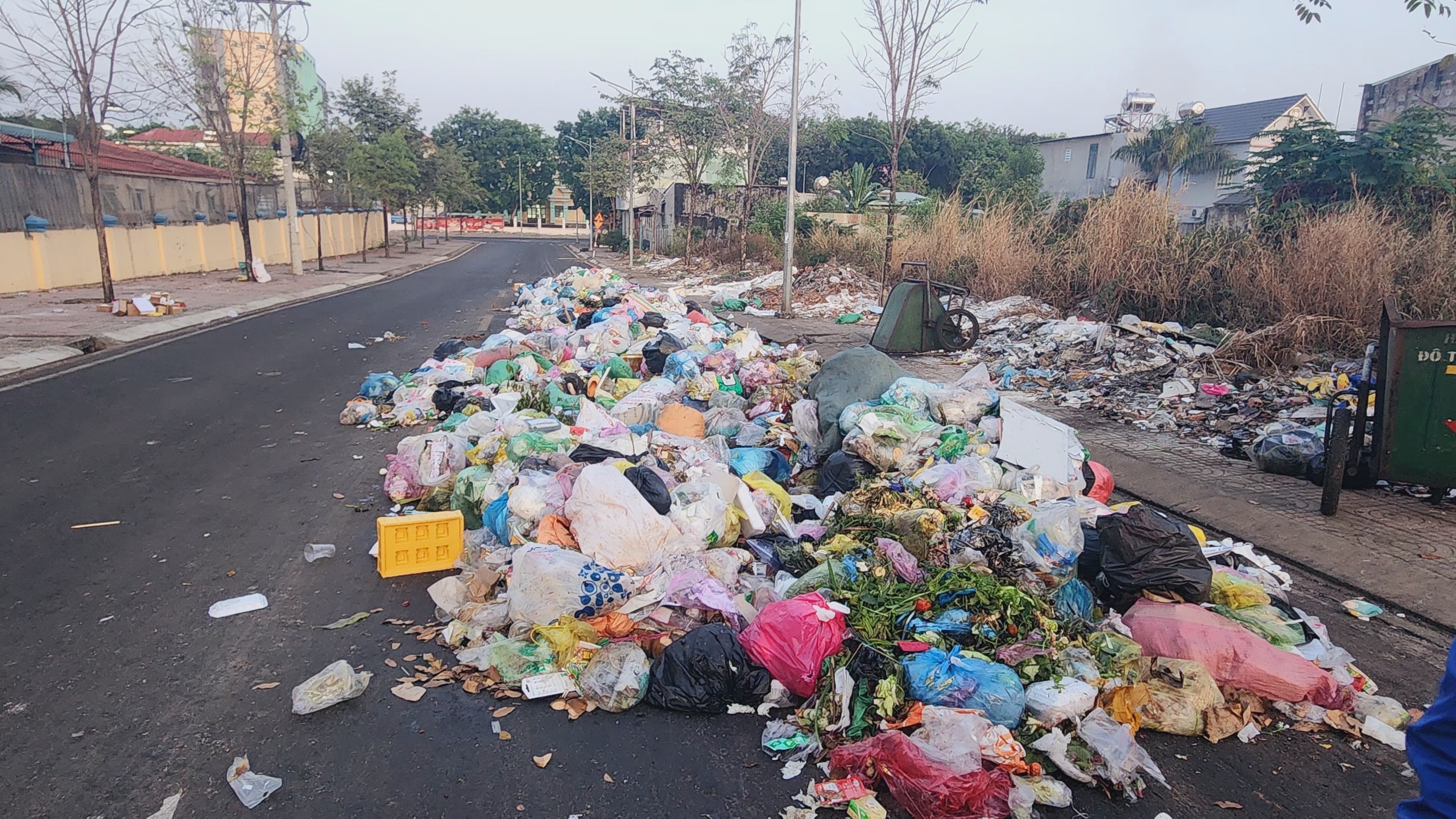 Môi trường - Bình Phước: Ô nhiễm vì bãi rác gần trường học và khu dân cư (Hình 11).