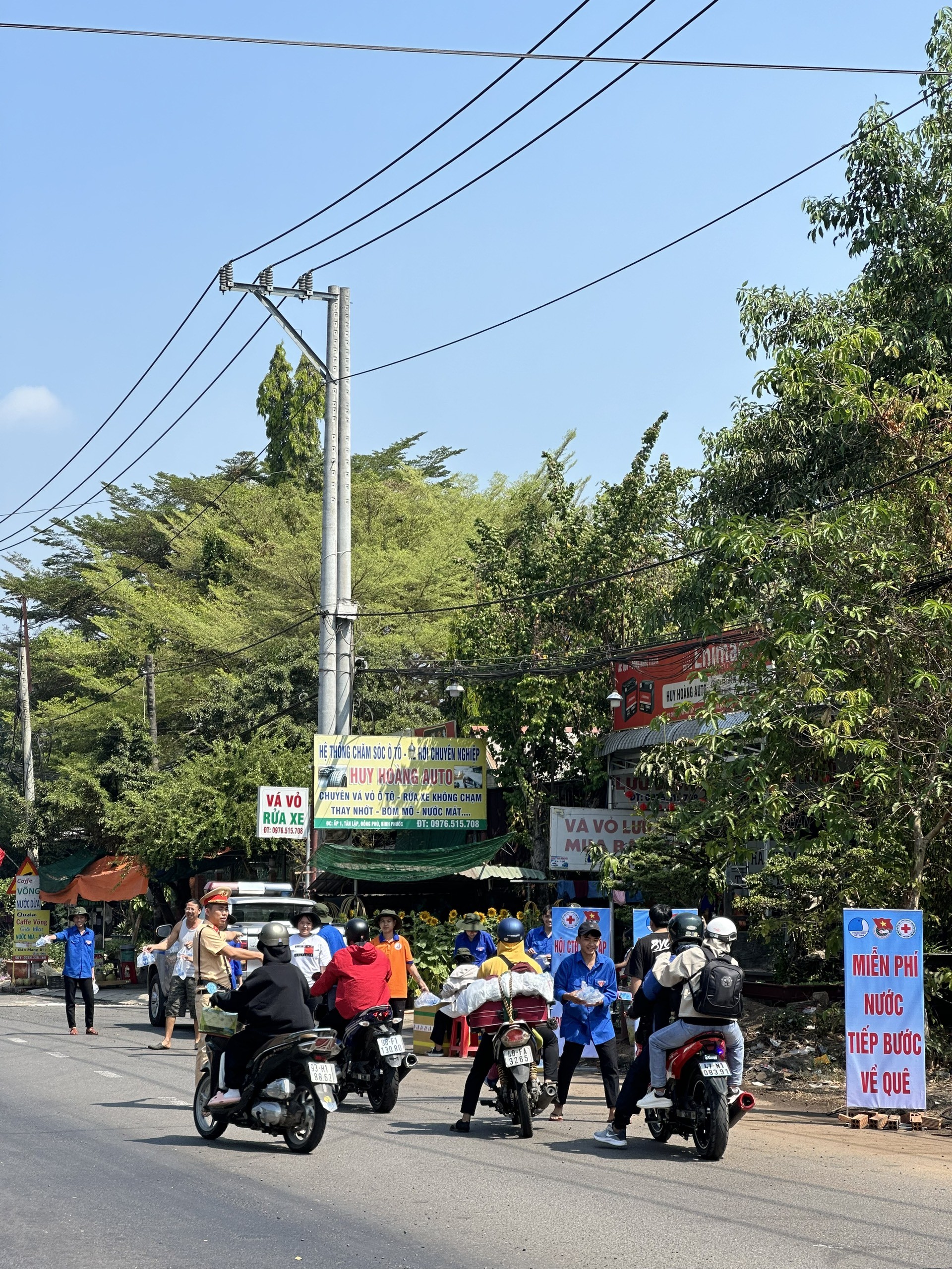 Dân sinh - Bình Phước: Phòng CSGT tỉnh tặng quà cho người dân có hoàn cảnh khăn (Hình 4).