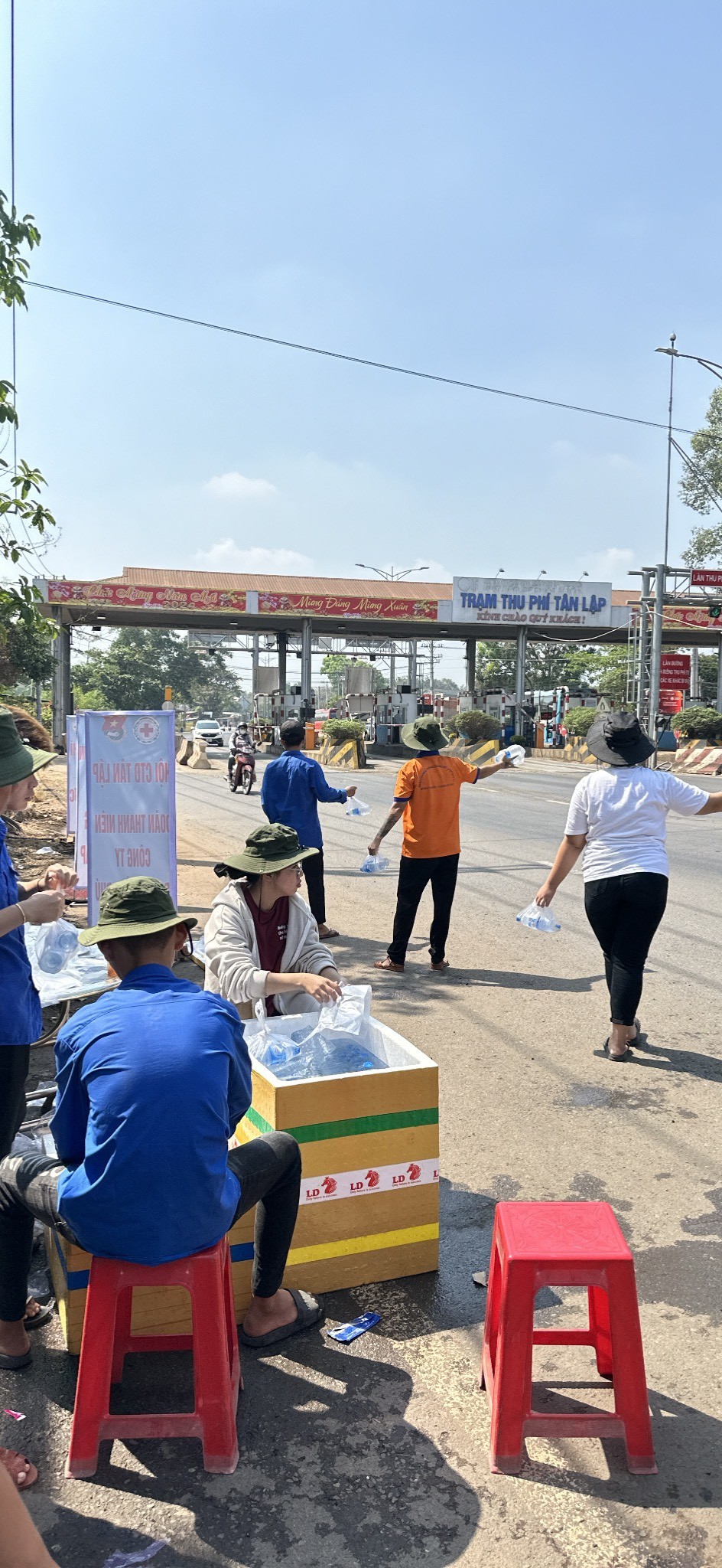 Dân sinh - Bình Phước: Phòng CSGT tỉnh tặng quà cho người dân có hoàn cảnh khăn (Hình 5).