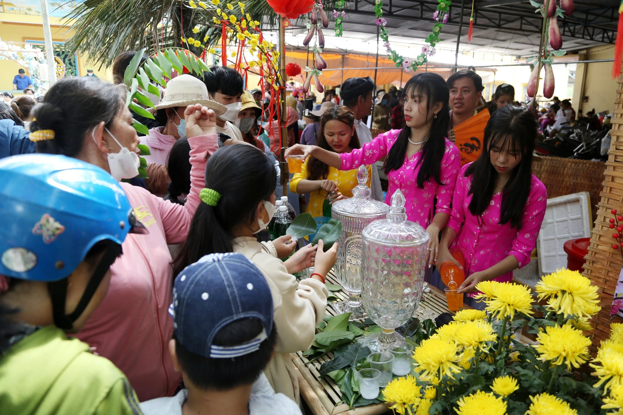 Dân sinh - Độc đáo phiên chợ dùng lá cây để thanh toán ở Tây Ninh