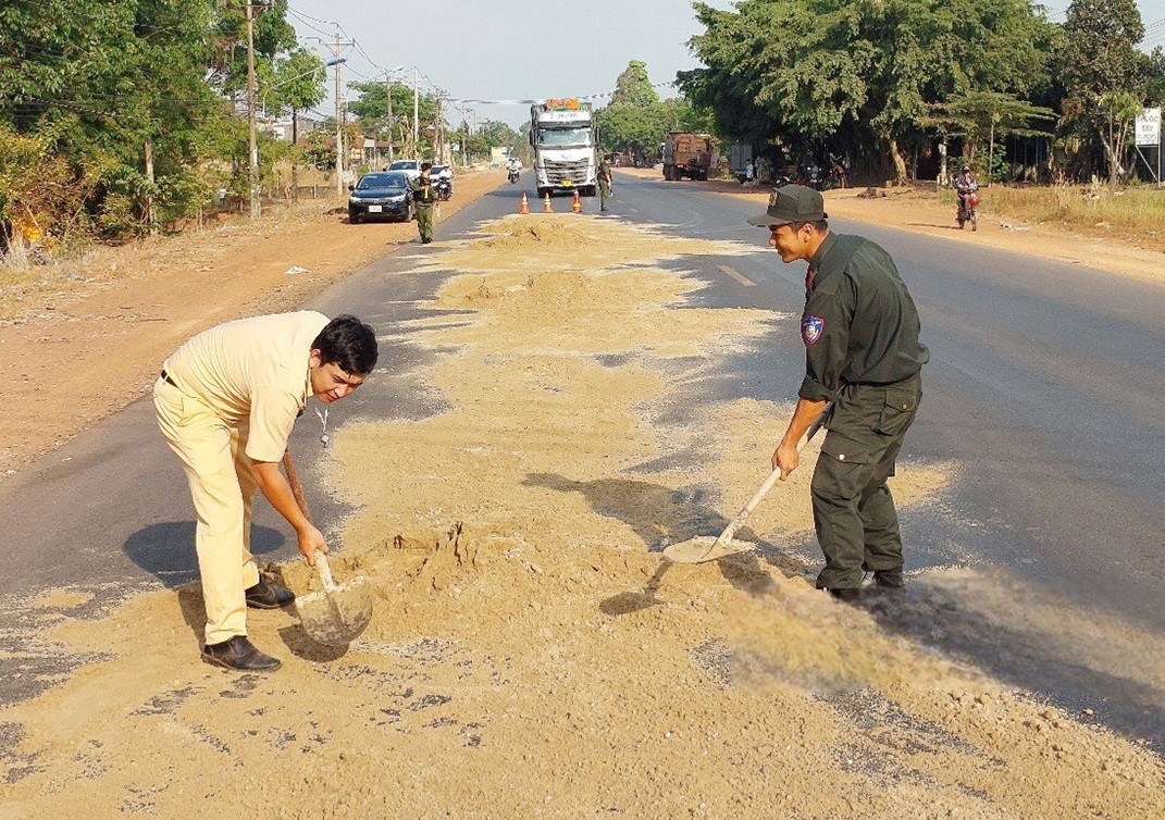 Dân sinh - Bình Phước: Kịp thời khắc phục sự cố vết dầu loang trên đường QL14 (Hình 2).