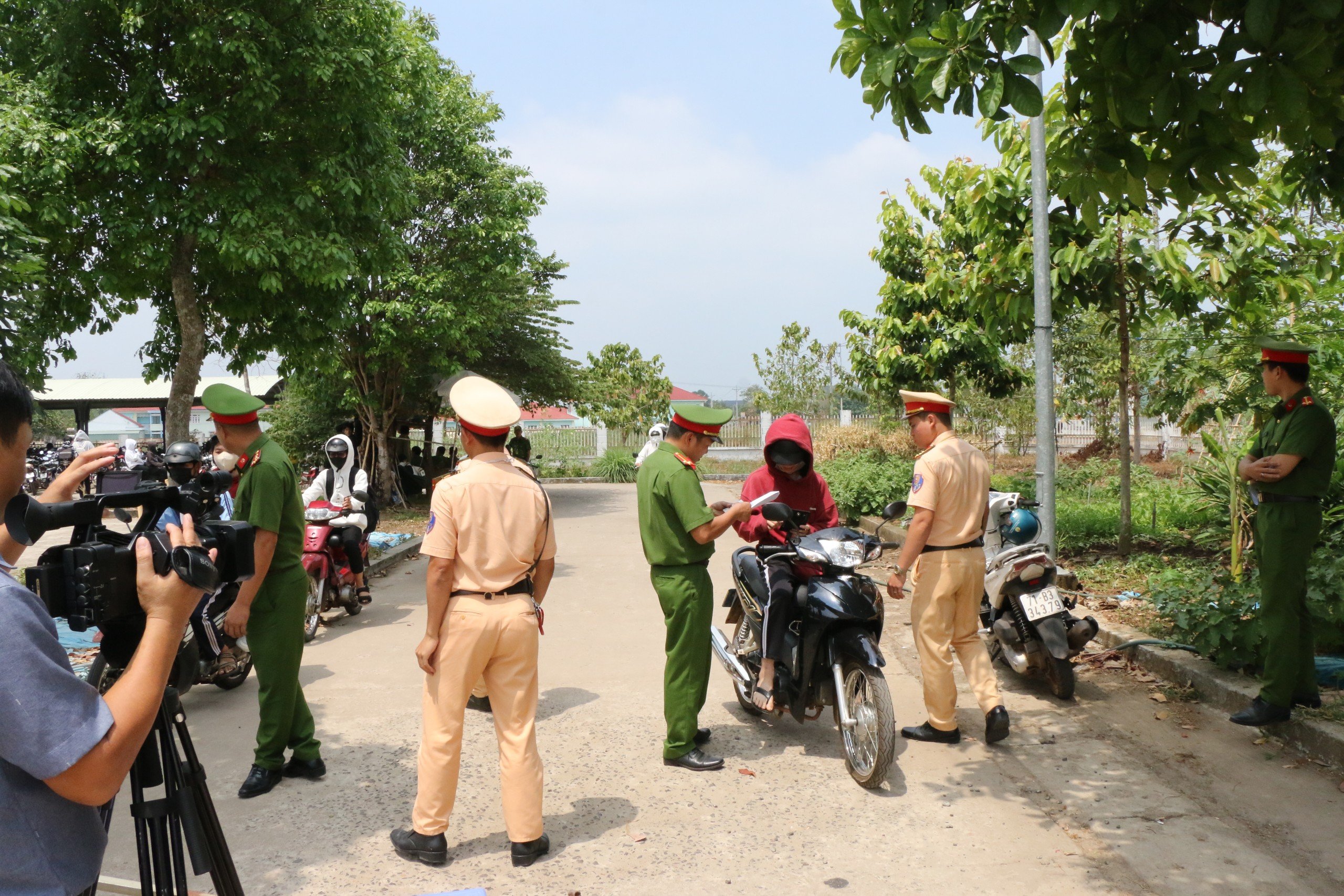 Dân sinh - Bình Phước: CSGT Đồng Phú kiểm tra phương tiện, phòng ngừa tai nạn cho học sinh (Hình 7).