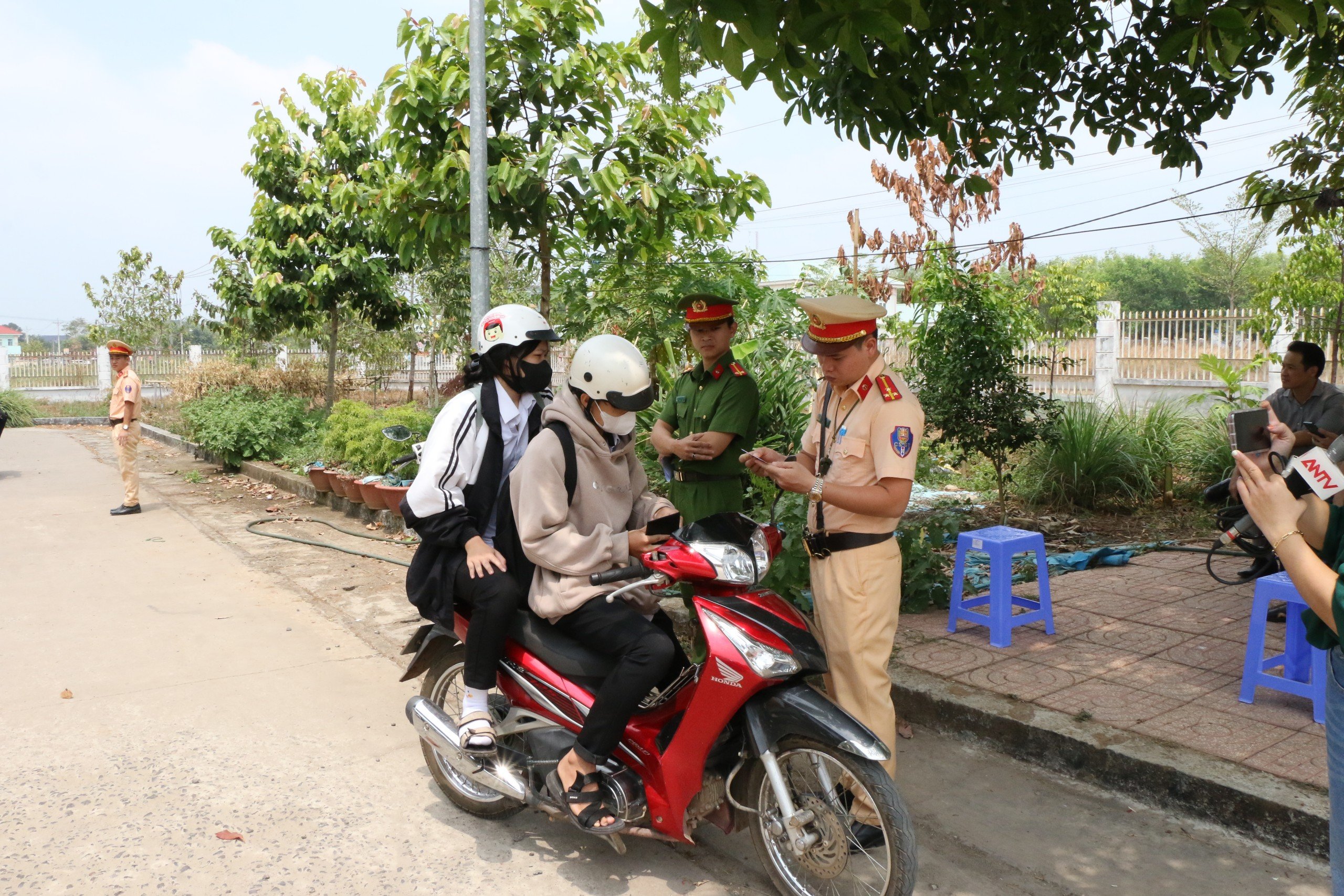 Dân sinh - Bình Phước: CSGT Đồng Phú kiểm tra phương tiện, phòng ngừa tai nạn cho học sinh