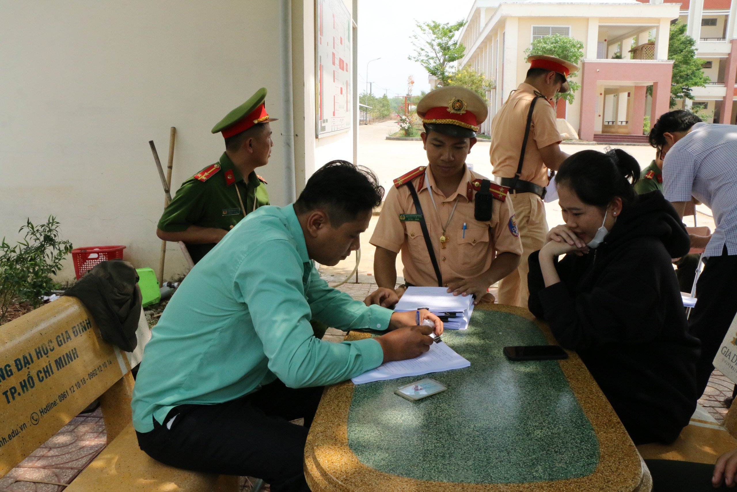 Dân sinh - Bình Phước: CSGT Đồng Phú kiểm tra phương tiện, phòng ngừa tai nạn cho học sinh (Hình 2).