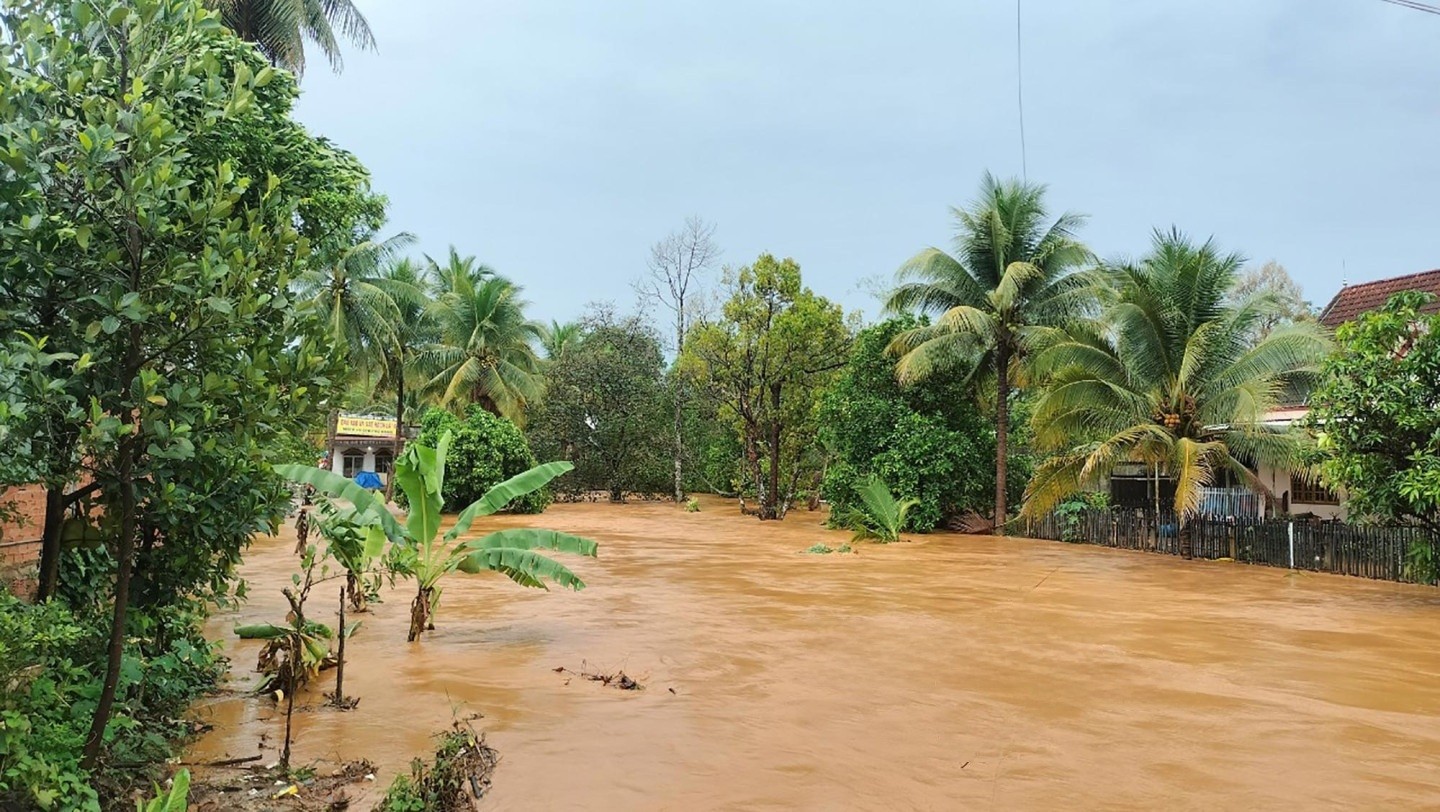 Dân sinh - Bình Phước: Mưa lớn kéo dài, khiến hàng chục căn nhà bị ngập sâu (Hình 2).