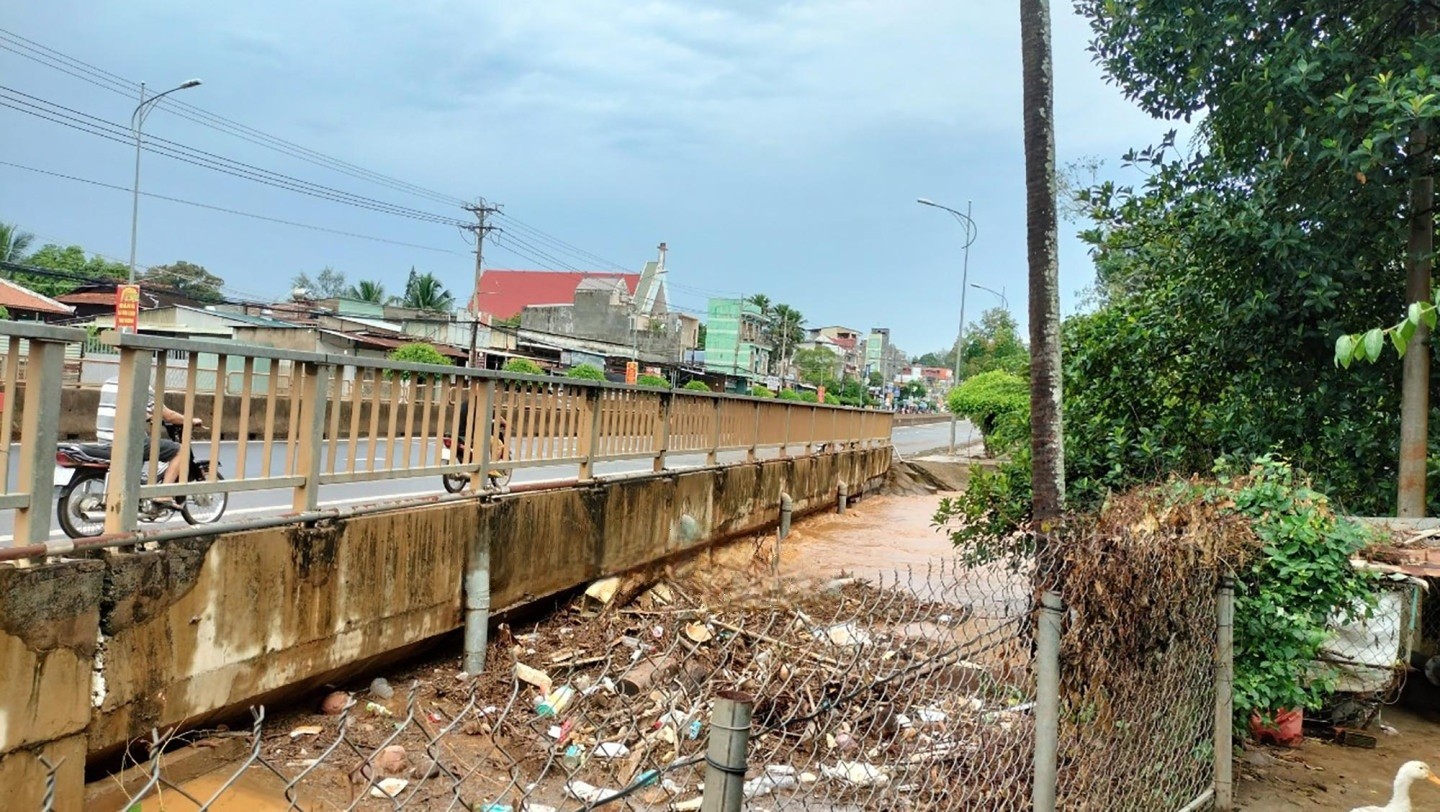 Dân sinh - Bình Phước: Mưa lớn kéo dài, khiến hàng chục căn nhà bị ngập sâu (Hình 3).