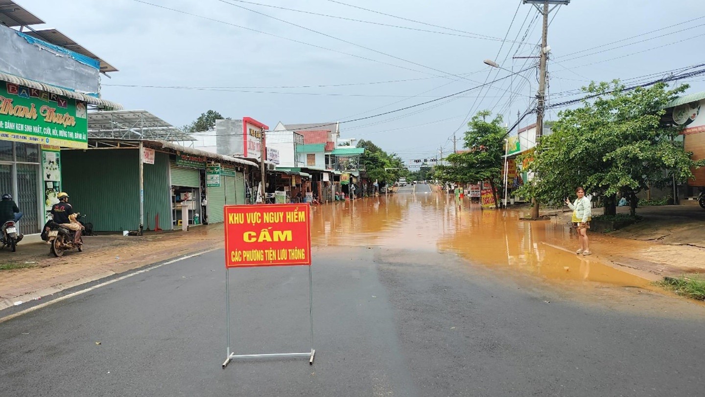 Dân sinh - Bình Phước: Mưa lớn kéo dài, khiến hàng chục căn nhà bị ngập sâu (Hình 5).