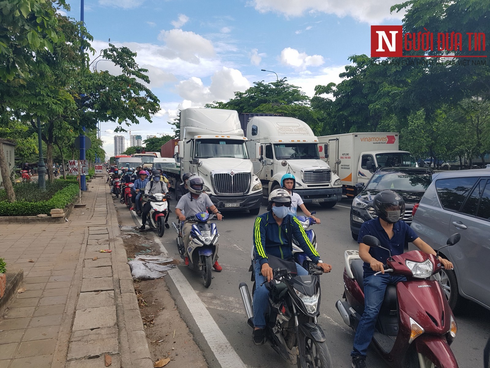 Bất ngờ nổ lốp khi đang ở vận tốc cao, 'xế hộp' tông thẳng vào gốc cây (Hình 2).