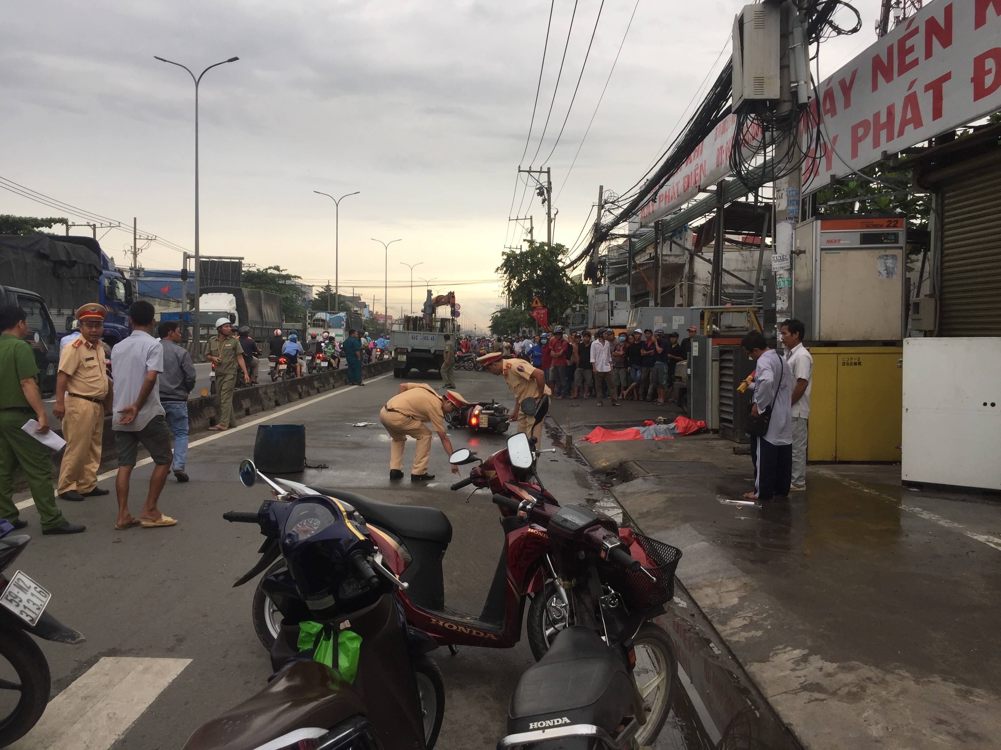 Tin nhanh - TP.HCM: Nam thanh niên chết thảm dưới bánh xe tải cẩu