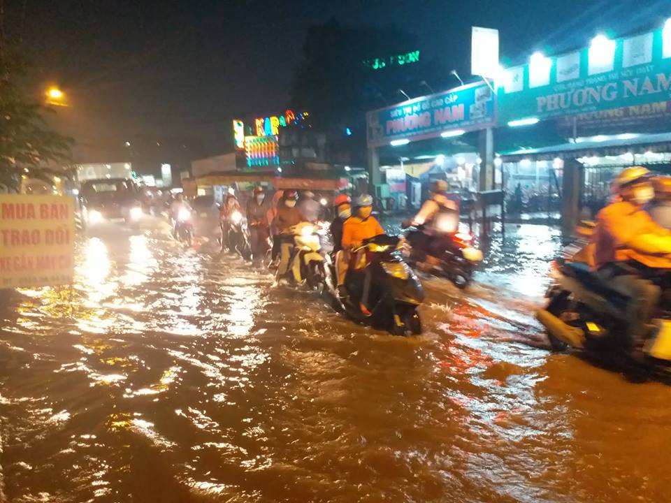 Tin nhanh - TP.HCM: Không mưa vẫn ngập nặng do triều cường dâng cao (Hình 2).