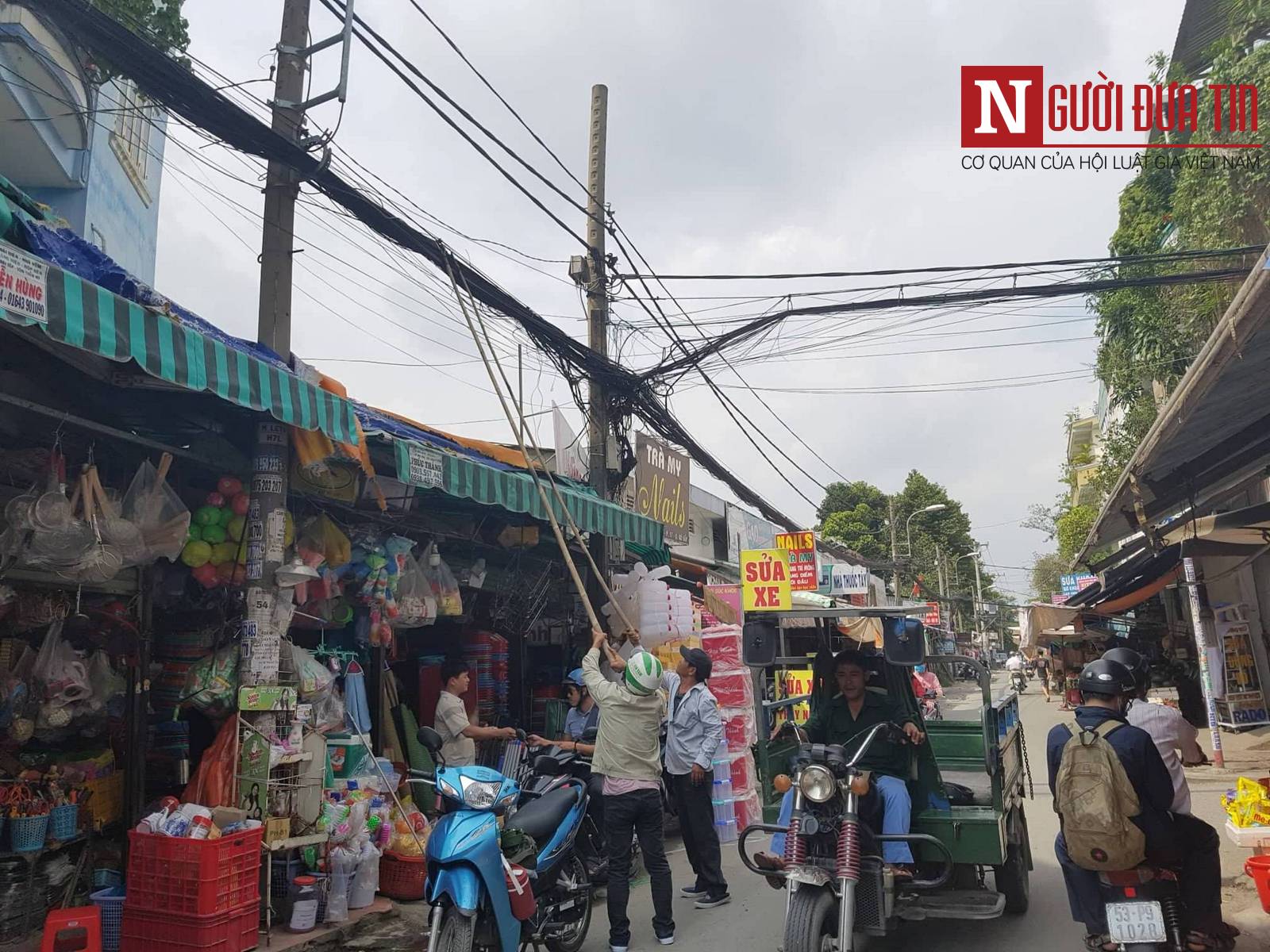 Tin nhanh - Hiểm họa 'mạng nhện' dây điện tại TP.HCM (Hình 8).