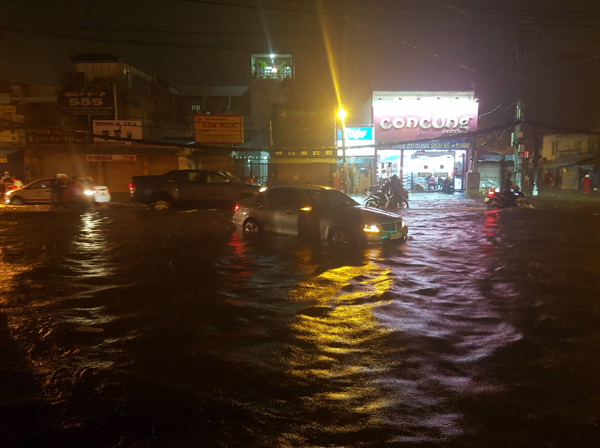 Tin nhanh - TP.HCM: Mưa lớn khiến hàng loạt ô tô 'thất thủ' giữa biển nước (Hình 3).