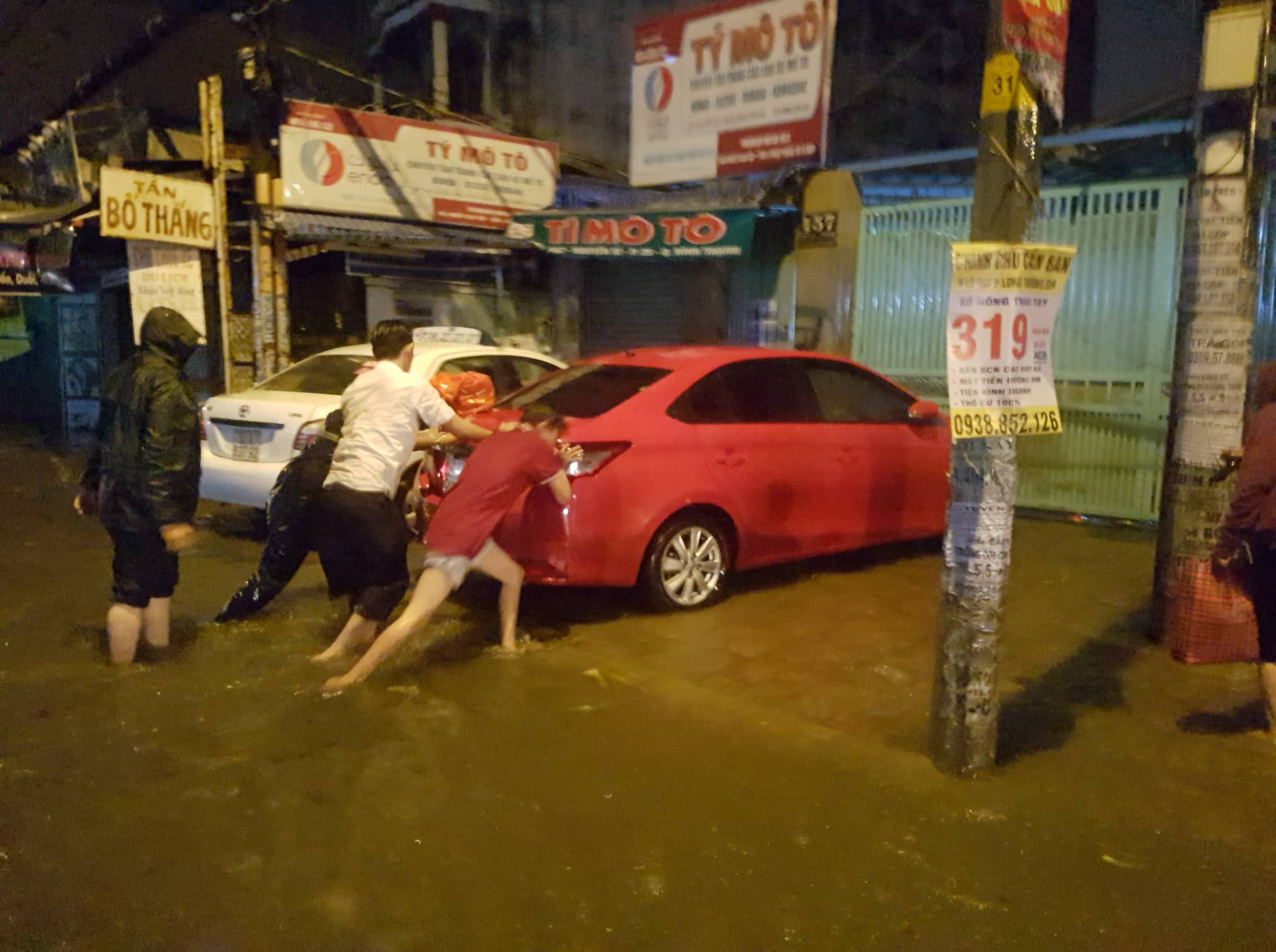 Tin nhanh - TP.HCM: Mưa lớn khiến hàng loạt ô tô 'thất thủ' giữa biển nước (Hình 5).