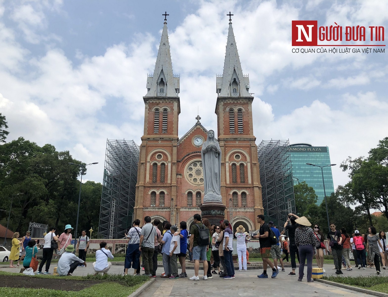 Tin nhanh - [Chùm ảnh] Nhà thờ Đức Bà Sài Gòn 'trùm mền' giữa nắng gắt, chuẩn bị khoác áo mới sau cuộc đại trùng tu