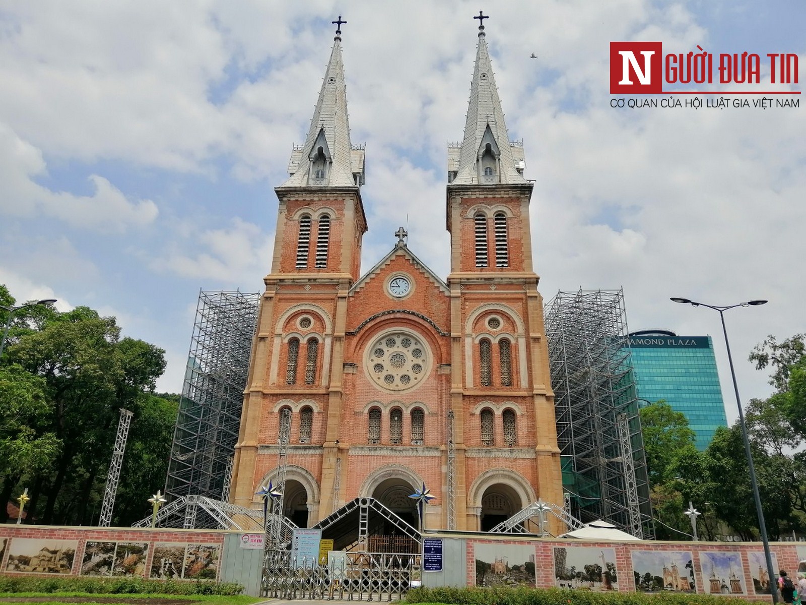 Tin nhanh - [Chùm ảnh] Nhà thờ Đức Bà Sài Gòn 'trùm mền' giữa nắng gắt, chuẩn bị khoác áo mới sau cuộc đại trùng tu (Hình 6).