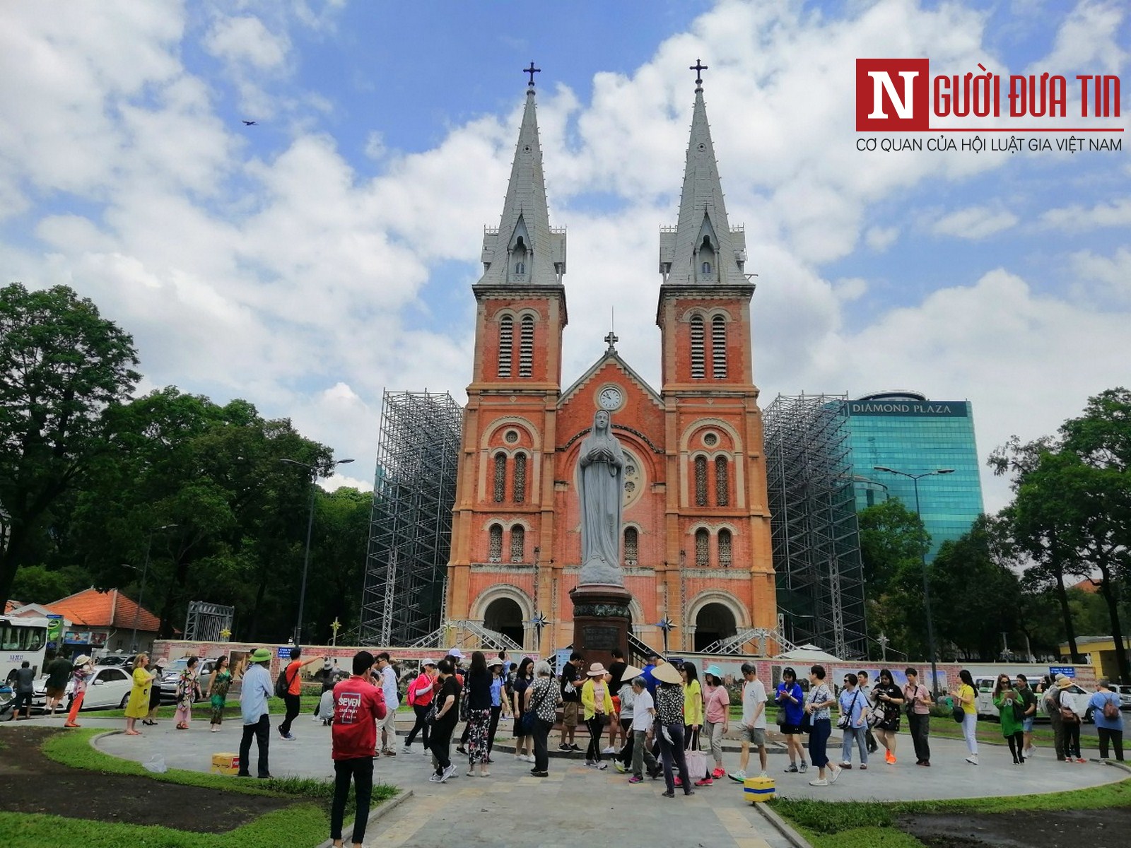 Tin nhanh - [Chùm ảnh] Nhà thờ Đức Bà Sài Gòn 'trùm mền' giữa nắng gắt, chuẩn bị khoác áo mới sau cuộc đại trùng tu (Hình 8).