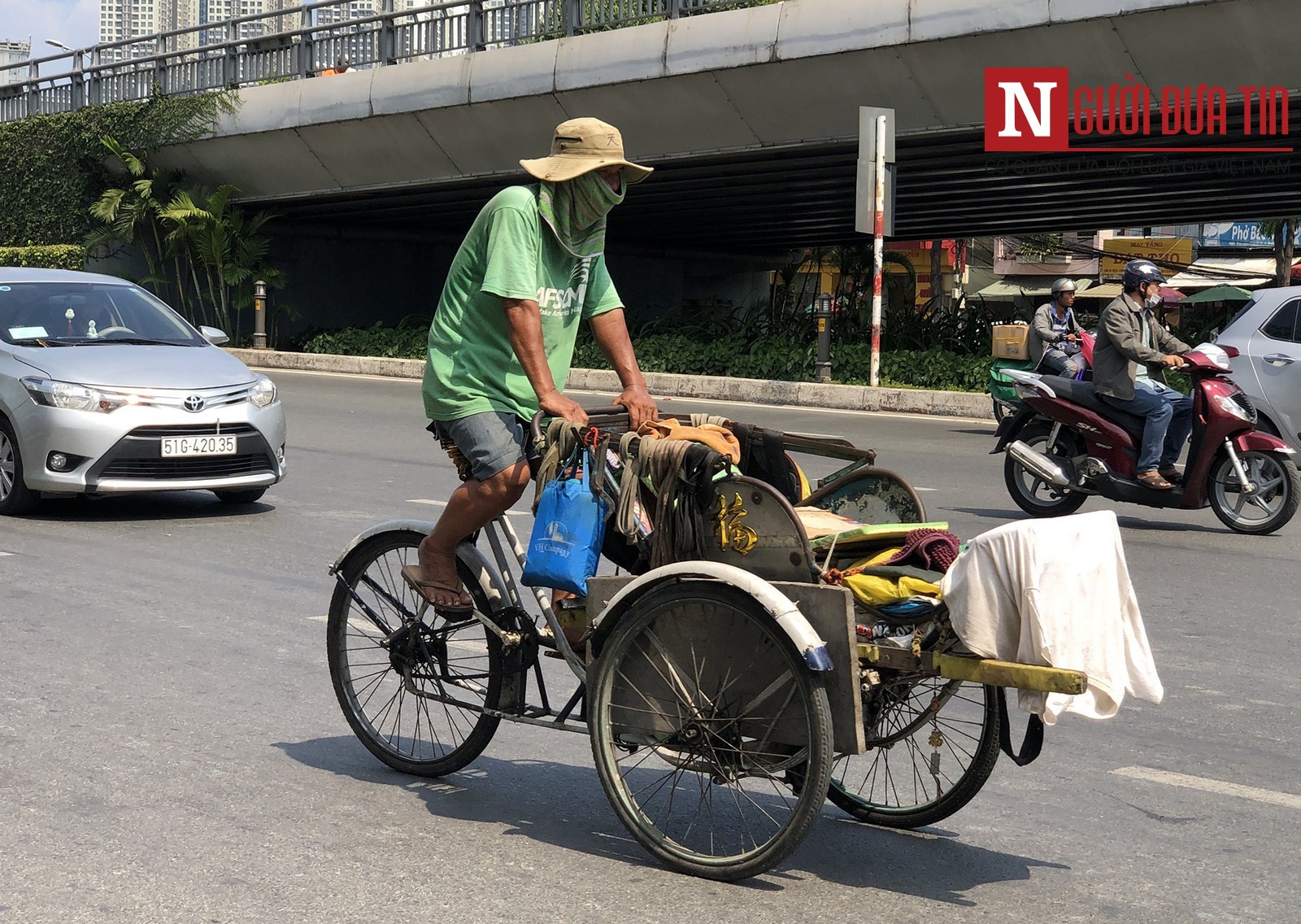 Dân sinh - Chùm ảnh: Người dân TP.HCM 'gồng mình' mưu sinh dưới cái nắng 40 độ