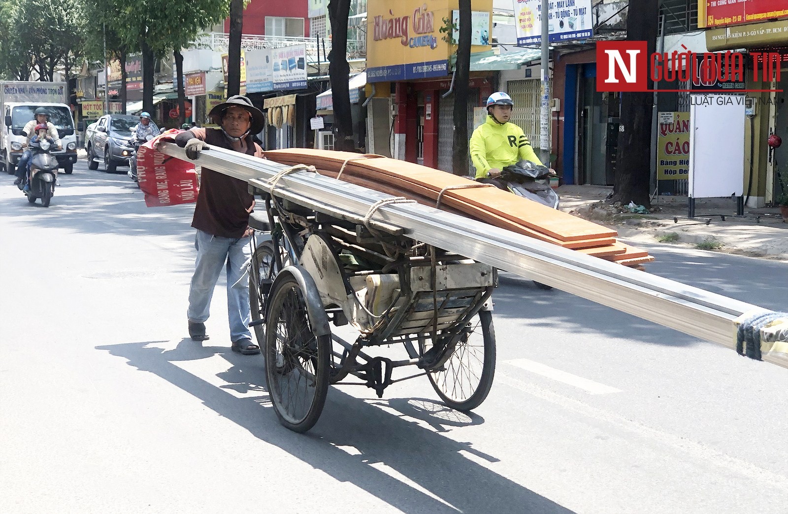 Dân sinh - Chùm ảnh: Người dân TP.HCM 'gồng mình' mưu sinh dưới cái nắng 40 độ (Hình 5).