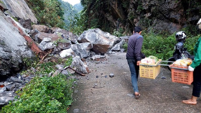 Dân sinh - Quảng Bình: Sạt lở đá khiến 3 bản miền núi bị cô lập (Hình 2).