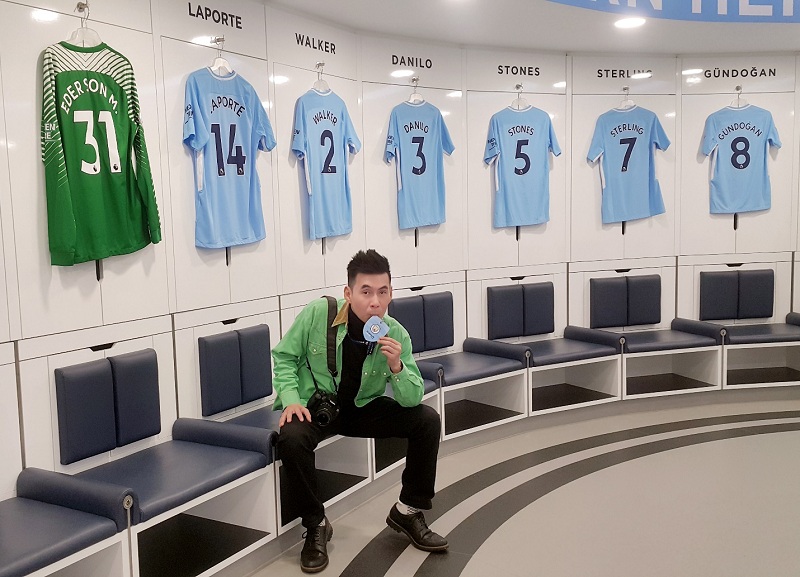 “Lộ diện” nghệ sỹ Việt Nam đầu tiên “check-in” CLB Man City và M.U (Hình 2).