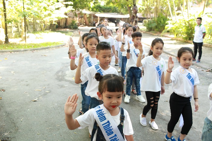 Các thí sinh cuộc thi “Tìm Kiếm Thiên Tài Nhí 2018” hào hứng tham gia trải nghiệm thực tế (Hình 2).