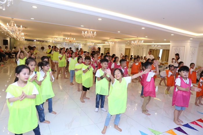 Teambuilding bùng nổ bữa tiệc sôi động của các thí sinh “Tìm kiếm Thiên tài Nhí 2018” (Hình 2).