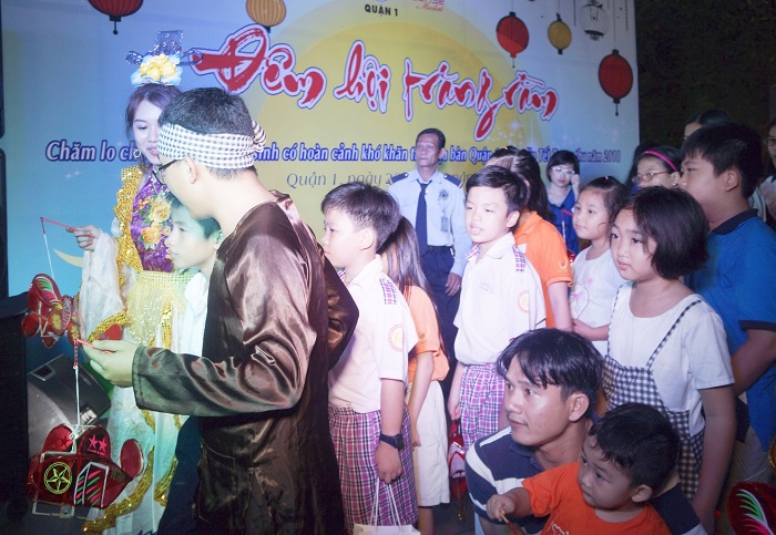 Truyền thông - 200 trẻ em nghèo rước đèn trung thu tưng bừng cùng VN Ngày Nay (Hình 7).