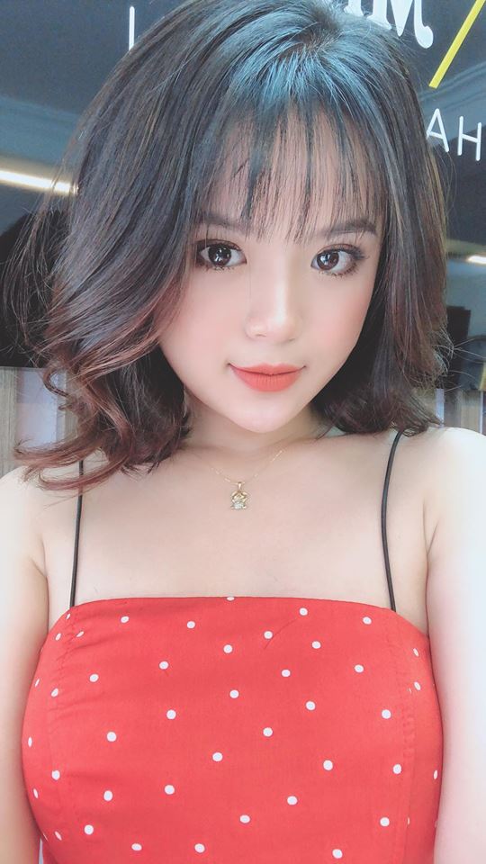 Truyền thông - Cô MC - “Hot girl chân ngắn” của VTV luôn tự tin và nổi bật với nước da trắng hồng (Hình 2).