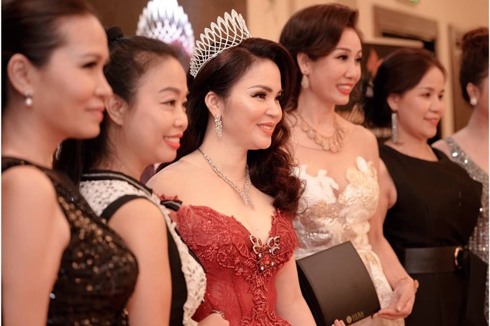 Truyền thông - Hoa hậu Tôn Nữ Anh Thư lộng lẫy với bộ trang sức Hera Jewelry & Diamonds  (Hình 4).