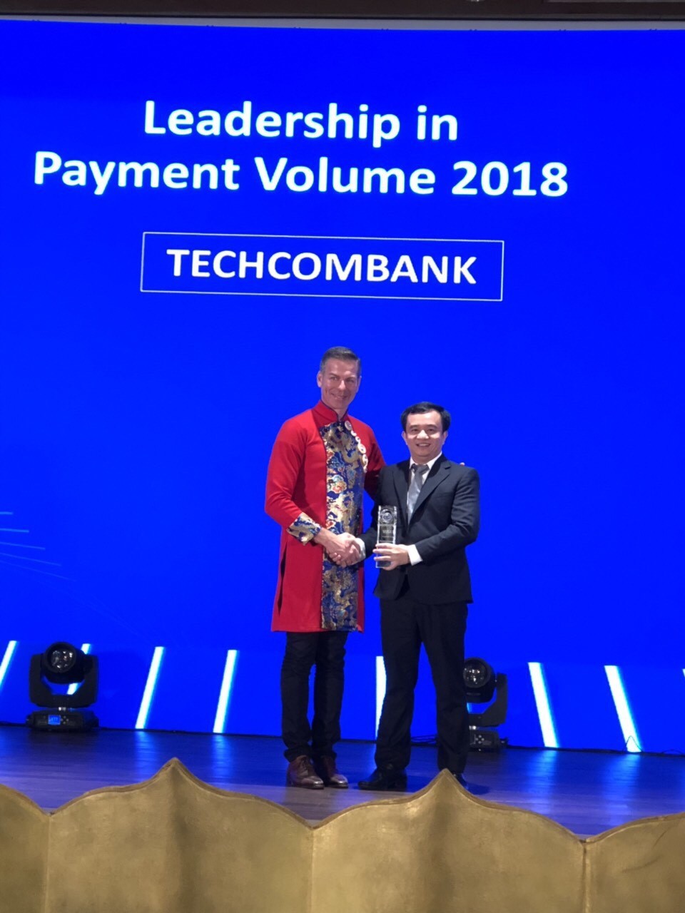 Cần biết - Techcombank dẫn đầu thị trường về doanh số thanh toán qua thẻ Visa tại Việt Nam (Hình 2).