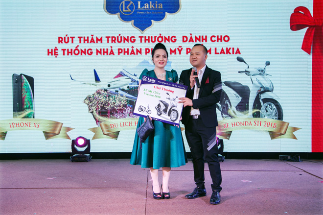 Truyền thông - MC Phan Anh, siêu mẫu Lê Hà và dàn sao đổ bộ tiệc cuối năm của mỹ phẩm Lakia (Hình 8).