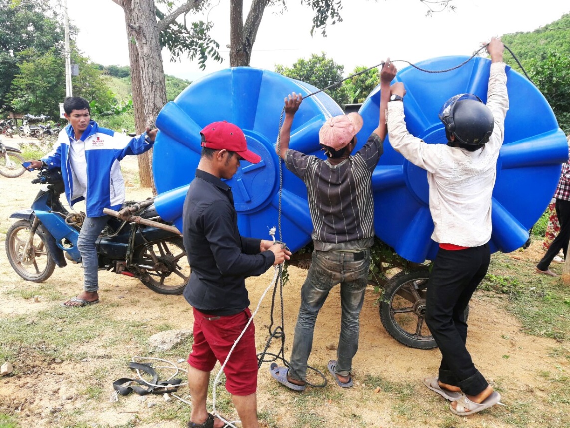 Tin nhanh - Tập đoàn Tân Á Đại Thành kết hợp cùng Hội chữ Thập Đỏ Ninh Thuận trao tặng hơn 600 bồn nước cho người dân (Hình 2).