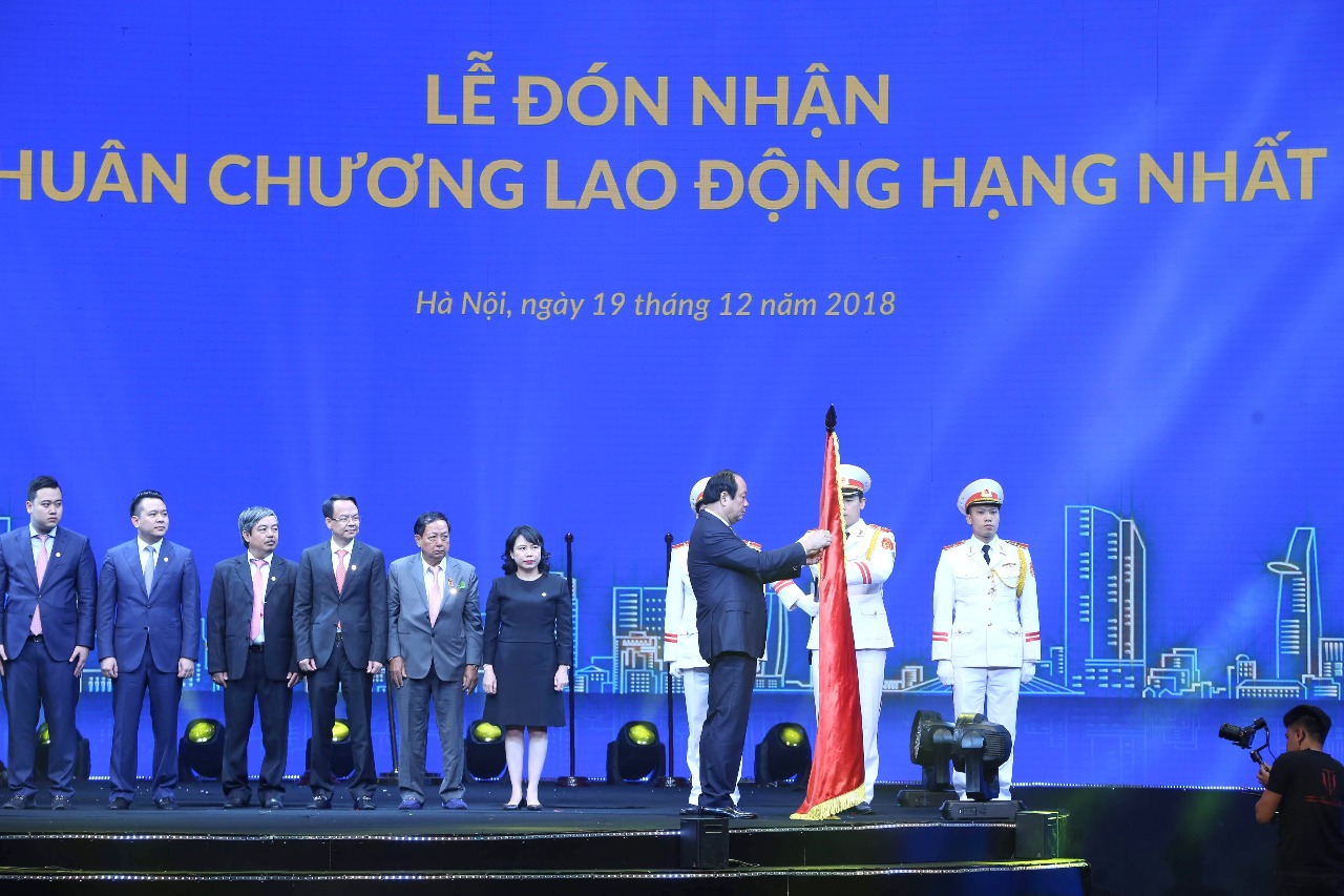 Đầu tư - Lễ kỷ niệm 25 năm thành lập Tập đoàn Tân Á Đại Thành và đón nhận Huân chương Lao động hạng Nhất