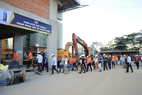 Bất động sản - Người mua dự án Him Lam Phú An tham quan căn hộ thực tế