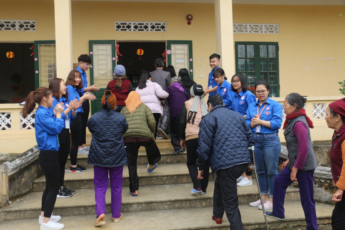 Truyền thông - Sinh viên tình nguyện ĐH Đại Nam mang Tết đoàn viên ấm áp tới Trại phong Xuân Mai (Hình 10).