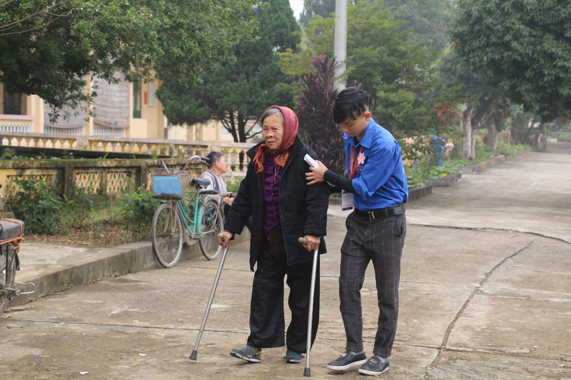 Truyền thông - Sinh viên tình nguyện ĐH Đại Nam mang Tết đoàn viên ấm áp tới Trại phong Xuân Mai (Hình 11).