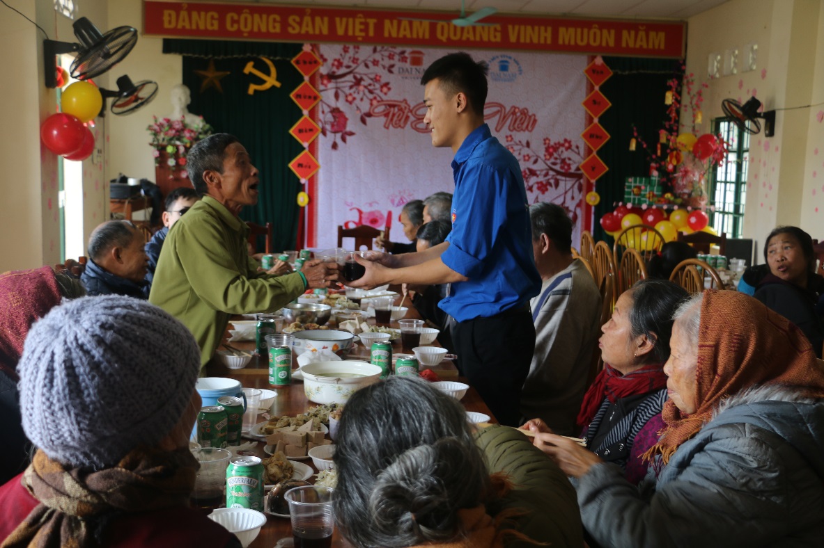 Truyền thông - Sinh viên tình nguyện ĐH Đại Nam mang Tết đoàn viên ấm áp tới Trại phong Xuân Mai (Hình 13).