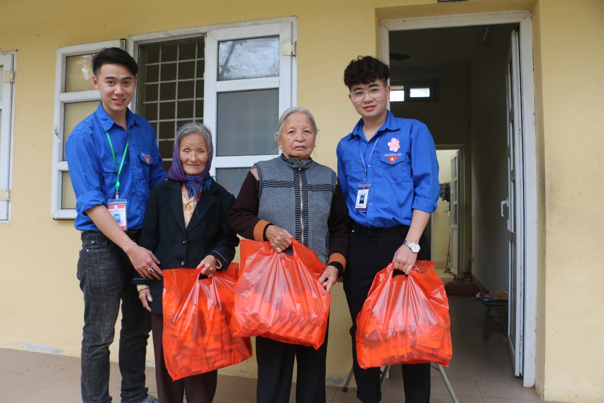 Truyền thông - Sinh viên tình nguyện ĐH Đại Nam mang Tết đoàn viên ấm áp tới Trại phong Xuân Mai (Hình 18).