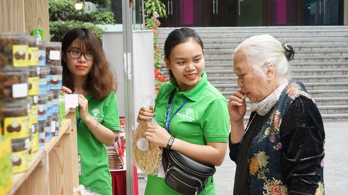 Truyền thông - Người Hà Nội mua sắm “Nông nghiệp sạch” trong Ngày hạnh phúc (Hình 4).