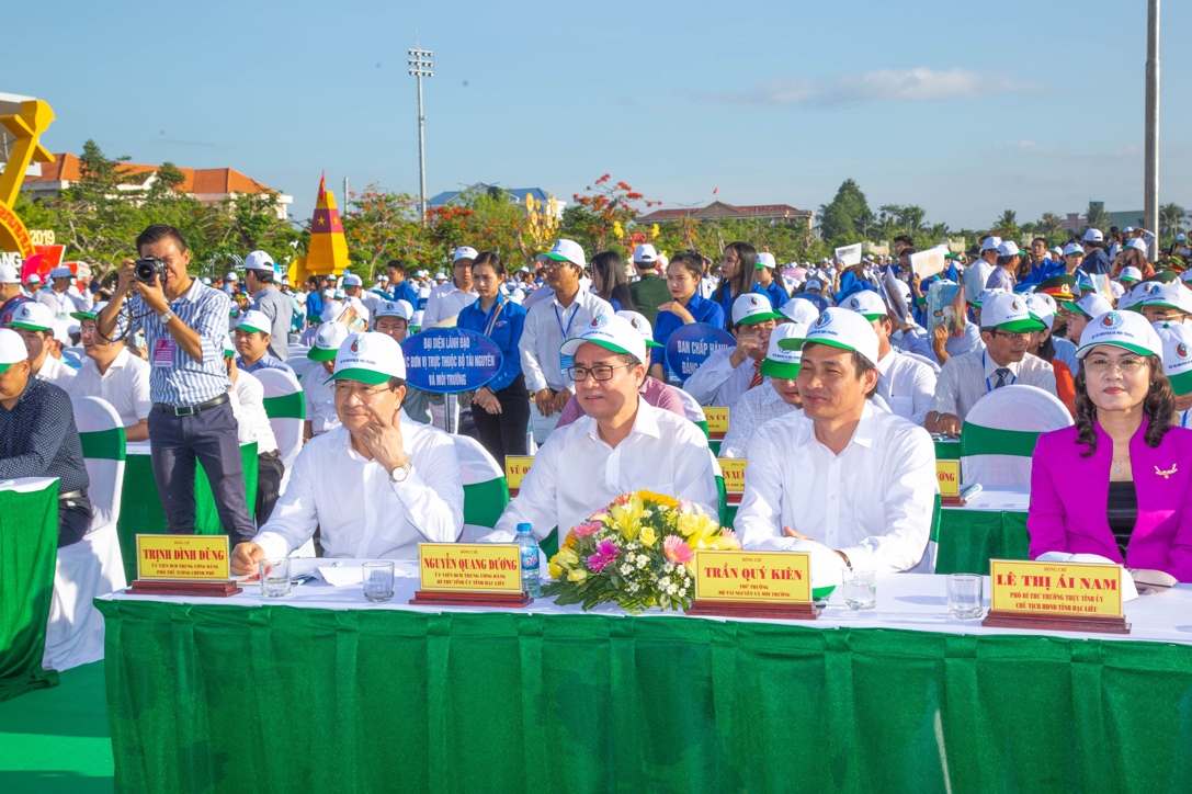 Truyền thông - Phó Thủ tướng và Bộ Trưởng trao danh hiệu “Đại sứ Đại dương xanh 2019” tại tỉnh Bạc Liêu (Hình 3).